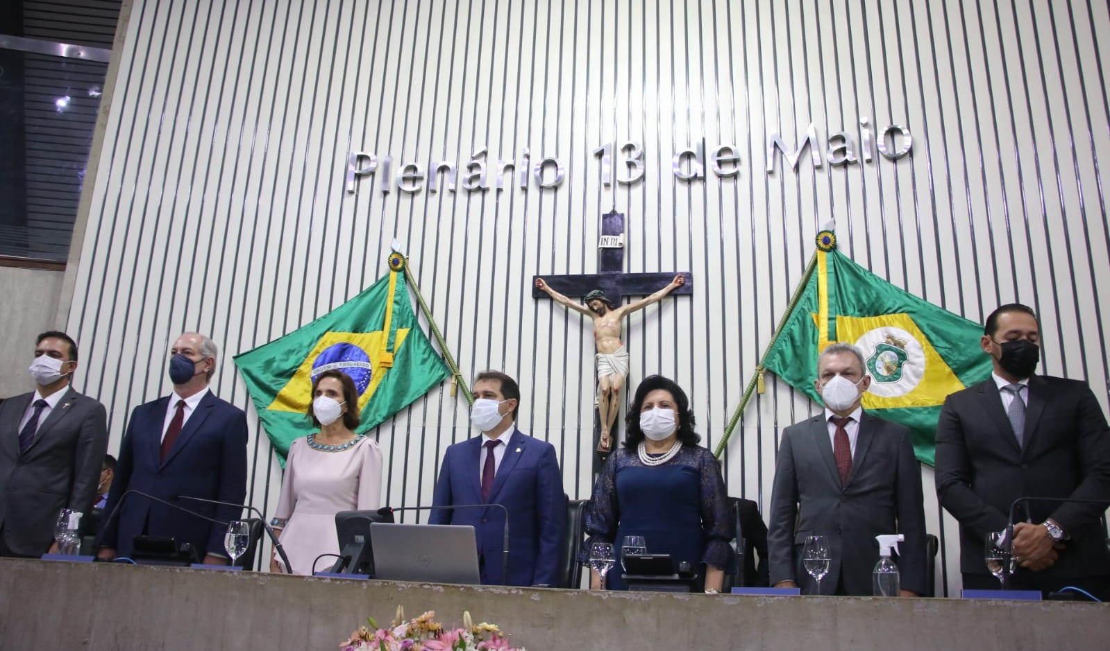 grupo de pessoas no plenário da assembleia legislativa